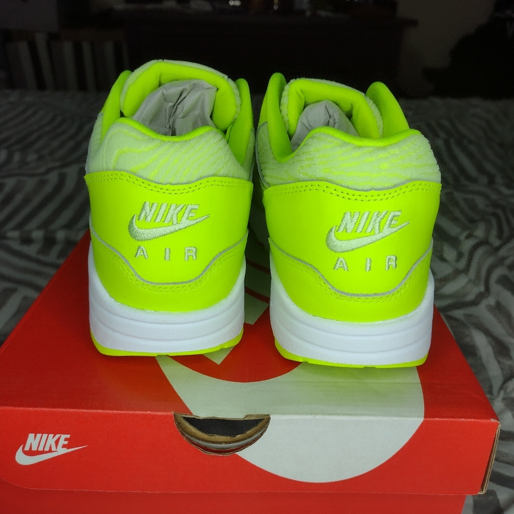Air max 1 "VOLT" for men size 10, brand new with box - Picture 5 of 5